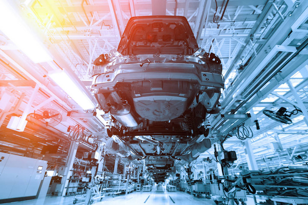 Montage von Teilen der Autoroboter. Automatisierter Bau von Autos. Fabrik für die Produktion von Autos in blauem Ton - Foto, Bild