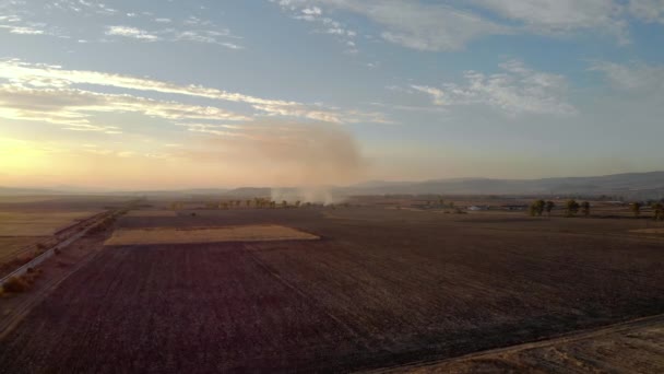 Luftaufnahme von Brand in landwirtschaftlichem Gebiet in Bulgarien. - Filmmaterial, Video
