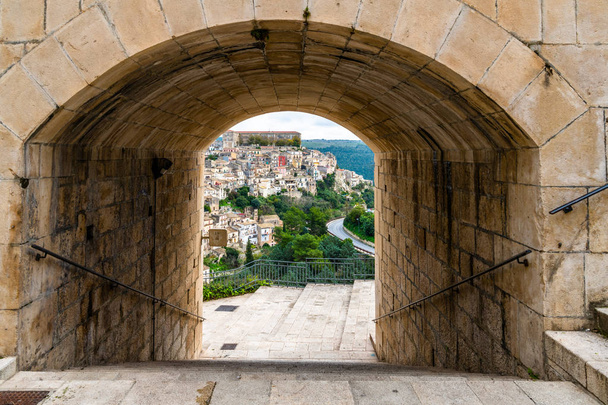 Pohled přes starého italského města Ragusa přes kamenný oblouk - Fotografie, Obrázek