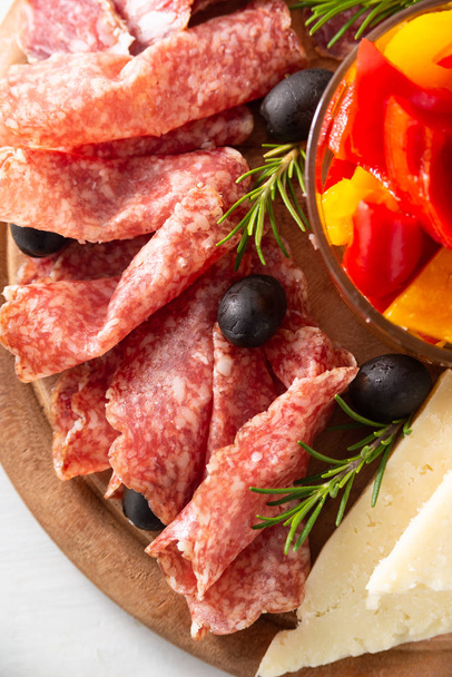 Close-up van gesneden Italiaanse salami - Foto, afbeelding