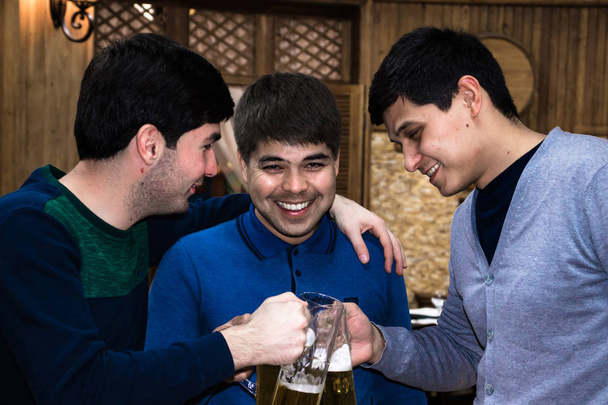 três amigos bebendo cerveja no pub vintage
.  - Foto, Imagem