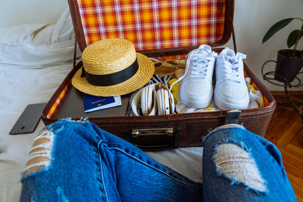 чемодан с одеждой, готовой к поездке. концепция путешествия. копировальное пространство
 - Фото, изображение