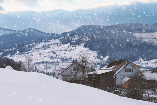 Casa de madera en las montañas. Vacaciones de invierno en las montañas
 - Foto, Imagen