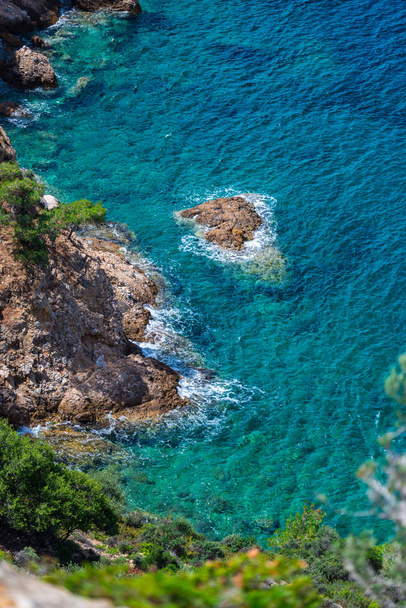 Top view of rocky cliff with turquoise sea, Greece. - Foto, imagen