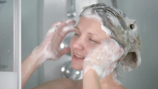 Femme lave les cheveux à la salle de bain
 - Séquence, vidéo