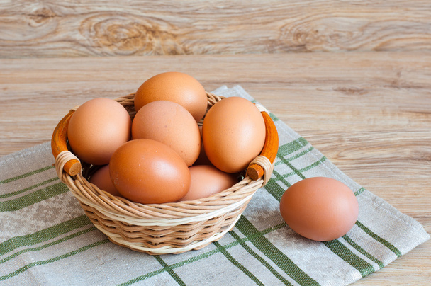 Brown eggs in a wicker basket - Foto, immagini