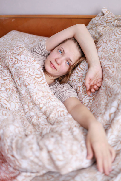 Retrato de una mujer durmiendo en la cama no puede dormir un dolor de cabeza. Salud Bienestar
 - Foto, Imagen