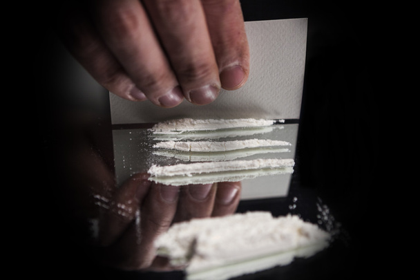 προετοιμασία της κοκαΐνης σε καθρέφτη πίνακα - Φωτογραφία, εικόνα