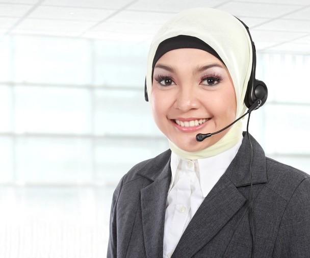 beautiful Muslim woman customer service operator - Fotoğraf, Görsel
