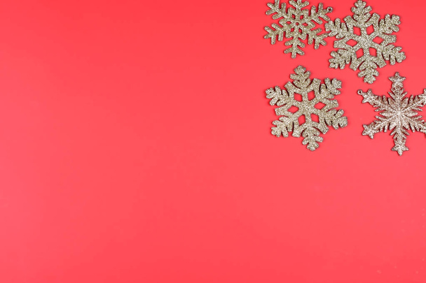 Levendige rode Kerstmis achtergrond met gouden glitter sneeuwvlokken met kopie ruimte voor tekst. - Foto, afbeelding