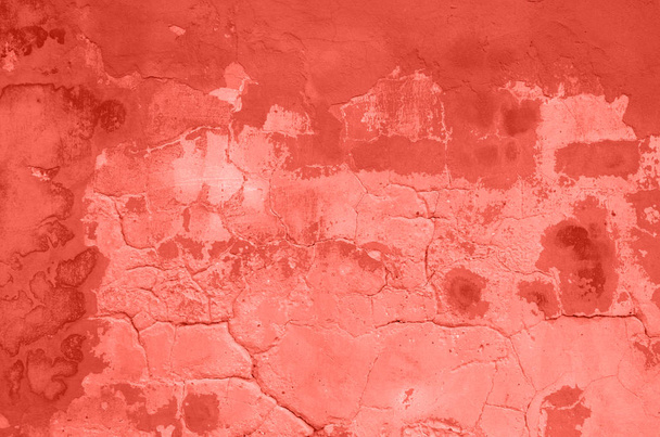 Stary mur budynku z rysy w betonie z wieku pomarańczowy obrane tynkowanie jako tło. - Zdjęcie, obraz