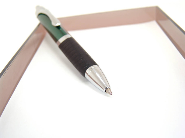 ένα στυλό διαρκείας σε χαρτί  - Φωτογραφία, εικόνα