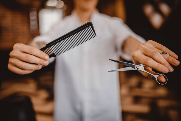 barber holds clip-on hair clipper - Foto, Bild