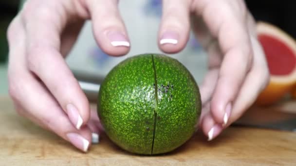 Rijpe avocado knippen close-up. - Video