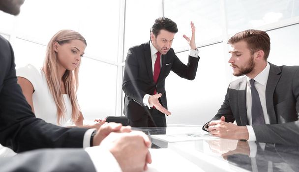 сердитый бизнесмен на рабочей встрече с бизнес-командой
 - Фото, изображение