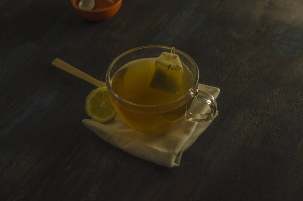 taza de vidrio con te y limón - Foto, Imagen