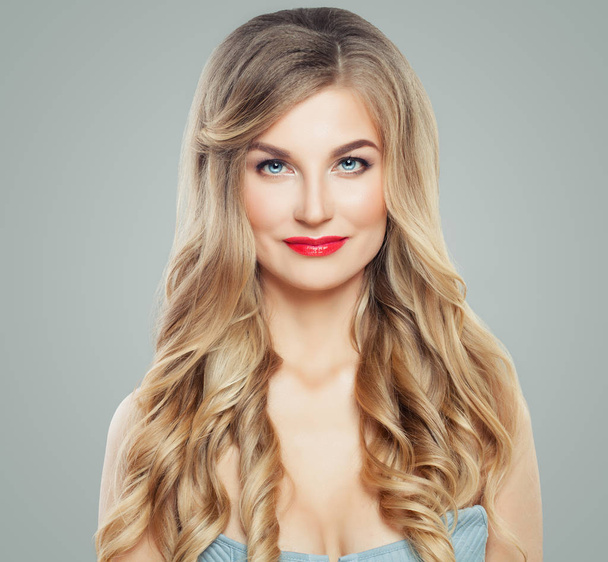 Modeporträt einer blonden Frau mit langer blonder Frisur. Rote Lippen Make-up, welliges Haar - Foto, Bild