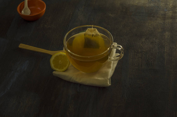 taza de vidrio con te y limon - Fotografie, Obrázek