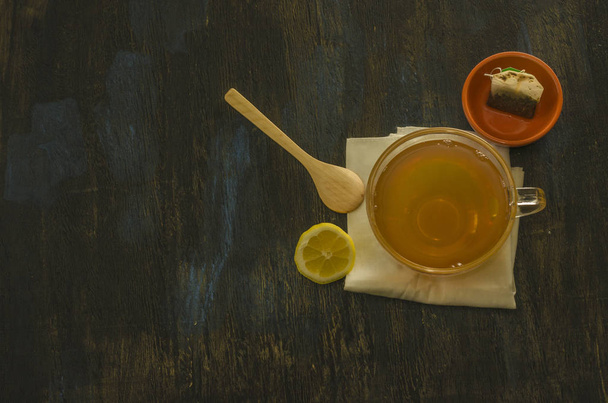 taza de vidrio con te y limon - Фото, изображение