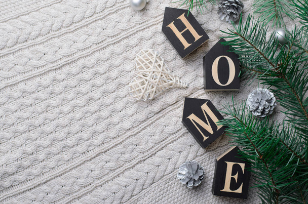 Cozy Home Concept d'hiver, branches de pin et lettres d'accueil sur fond tricoté beige, vue du dessus
 - Photo, image