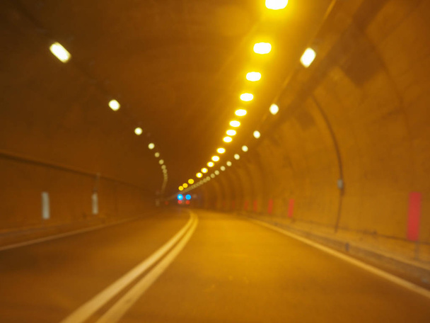 defokussierte Unschärfe eines Galerietunnels mit Lichtern als Hintergrund - Foto, Bild