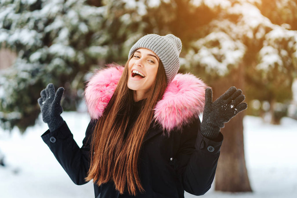 Nuori kaunis nainen talvella kaupunki
 - Valokuva, kuva