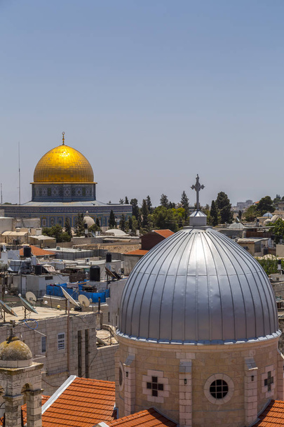 Vista exterior desde el hospicio austriaco hacia la Ciudad Vieja de Jerusalén y el Monte del Templo
. - Foto, imagen