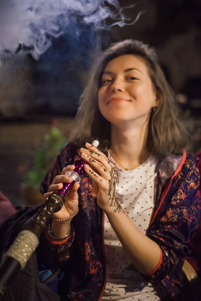 Gyönyörű turista nő élvezni vízipipa rövid idő utazótáska, Isztambul, Törökország. Csipet lövés magas Iso - Fotó, kép
