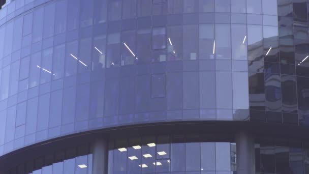Небоскрёб. Окна офиса с панорамным видом на небо и город
 - Кадры, видео