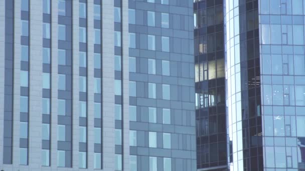 Wolkenkrabber. Office windows panorama met hemel en stad reflecties - Video
