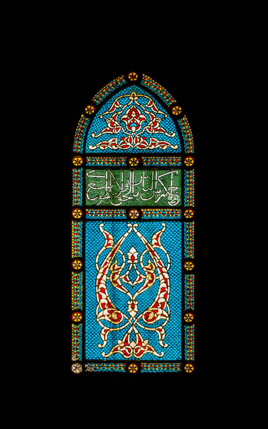 Υαλογράφημα παράθυρο με Αραβικά στολίδι σε η Cenacle σε μαύρο φόντο. Το τελευταίο βραδυνό δωμάτιο σε Ιερουσαλήμ, Ισραήλ. - Φωτογραφία, εικόνα