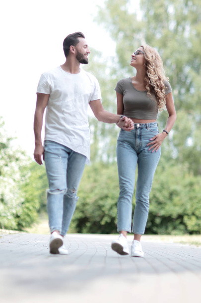 young couple on a walk in the city Park - Fotoğraf, Görsel