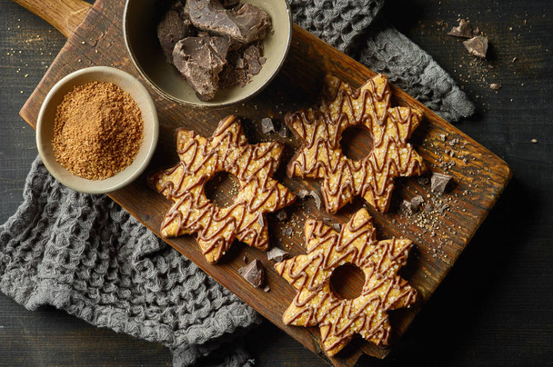 φρεσκοψημένα μπισκότα διακοσμημένα με σοκολάτα και ζάχαρη - Φωτογραφία, εικόνα