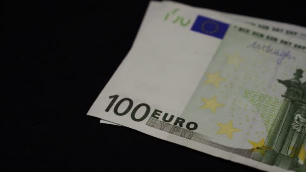 Euro banknot yakın çekim. Siyah bir arka plan üzerinde Euro para. - Video, Çekim
