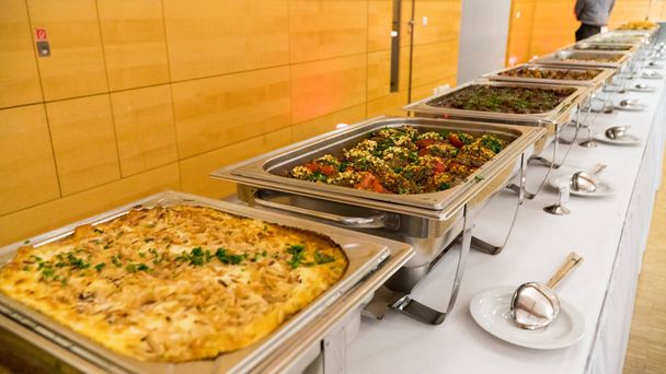 de Fractie van catering buffet eten binnen in luxe restaurant met vlees - Foto, afbeelding