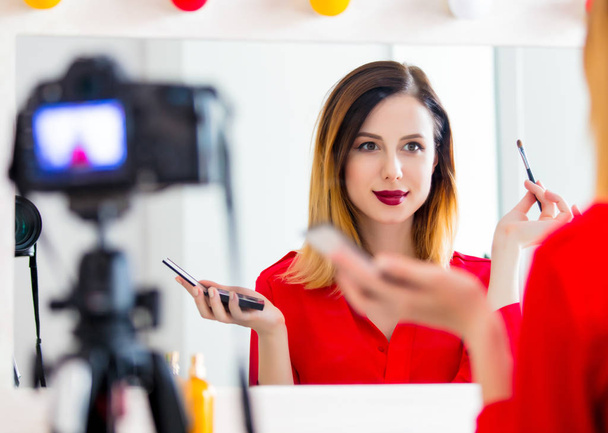 Kameraya kozmetik uygulayan blog yazarı kadın - Fotoğraf, Görsel