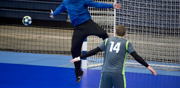 Handballer versuchen, während eines Spiels ein Tor zu geben - Foto, Bild