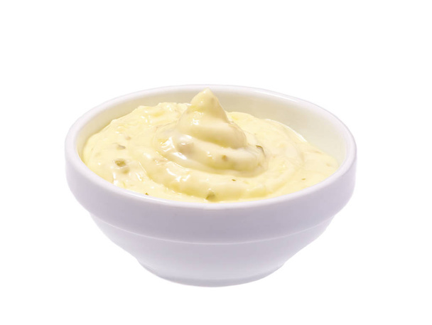 Sauce tartare dans un bol isolé sur fond blanc. Plat rond de sauce tartare maison
 - Photo, image