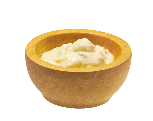 Cuenco de madera de salsa de crema agria con hierbas aisladas sobre fondo blanco
 - Foto, imagen