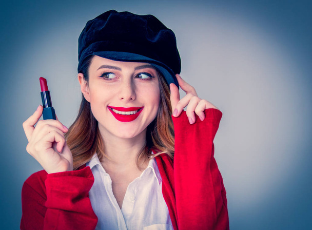 mujer en cárdigan rojo y sombrero con lápiz labial
 - Foto, Imagen