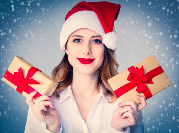 donna in cappello Babbo Natale con regalo di Natale
 - Foto, immagini