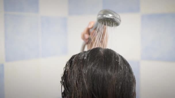 La femme prend une douche au ralenti, belle fille se lave et s'amuse sous une douche, près des mains, de l'épaule et du dos
 - Séquence, vidéo