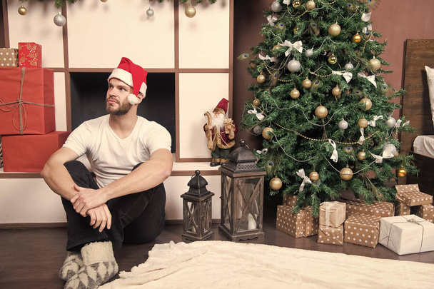 Man in santa hat sit at fireplace - Zdjęcie, obraz