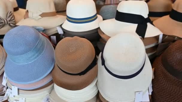 Много солнцезащитных шляп для продажи на рынке
 - Кадры, видео