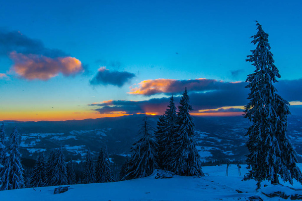 coucher de soleil le soir, hiver enneigé montagnes paysage avec des conifères, station d'hiver
 - Photo, image