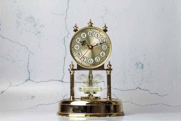 Starych zegarów sprawiają wrażenie, że czas leci - Zdjęcie, obraz