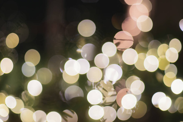 Bokeh από τα Χριστούγεννα φώτα δημιουργούν μια ονειρική αίσθηση - Φωτογραφία, εικόνα