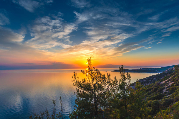 céu do nascer do sol acima do lago e árvores em crescimento na ilha
  - Foto, Imagem