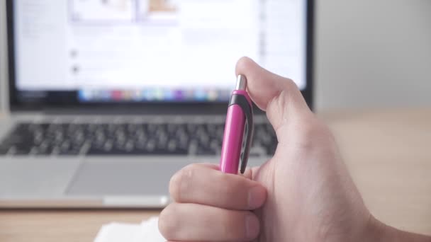 Extrémní closeup mans ručně klepnutím na jeho pero, jako by se nudil nebo nervózní při práci - Záběry, video
