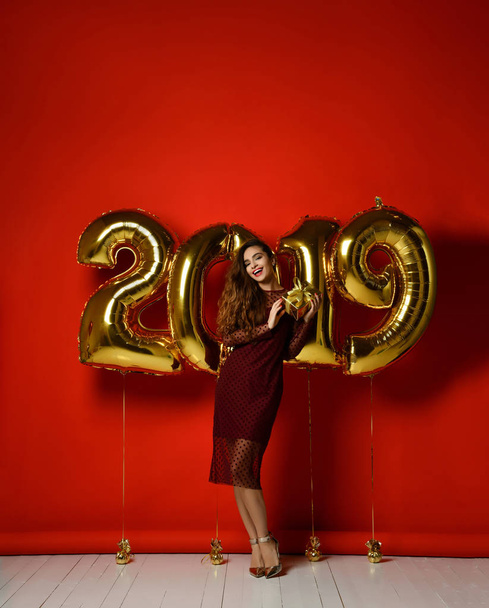 Women celebrating New Year party happy laughing with Christmas 2019 gold balloons - Foto, imagen